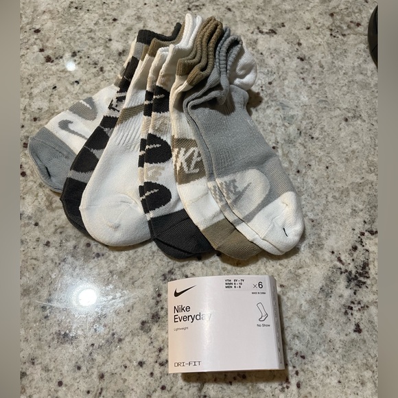 Nike new no show socks fits size 6-10 women - Picture 3 of 4